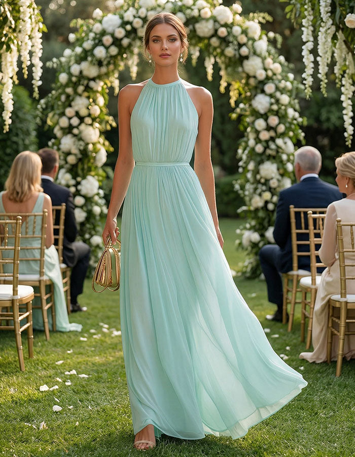 Robe longue vert menthe à col halter en mousseline plissée