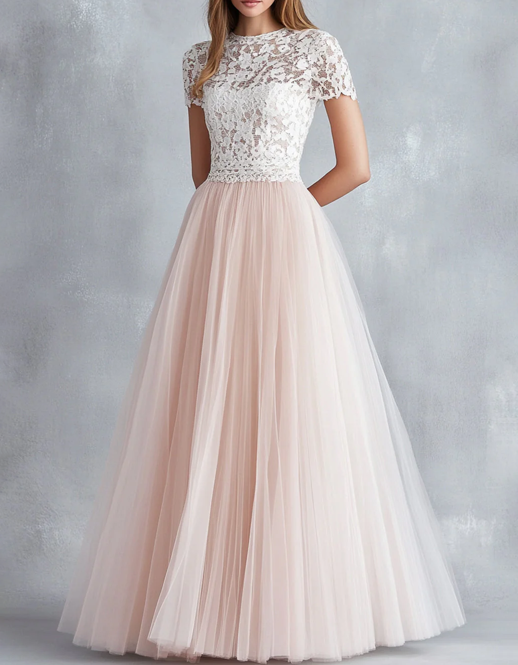 Maxikleid aus weißer Spitze und rosa Mesh mit Rundhalsausschnitt und tailliertem Schnitt