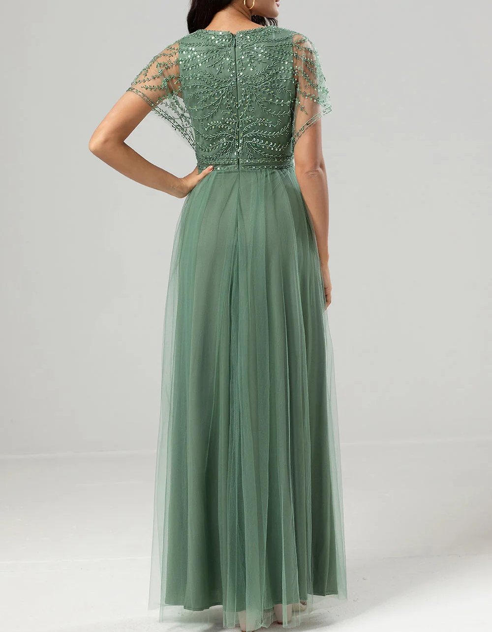 Vestido maxi de chiffon cinza-esverdeado com malha, renda bordada e decote em V