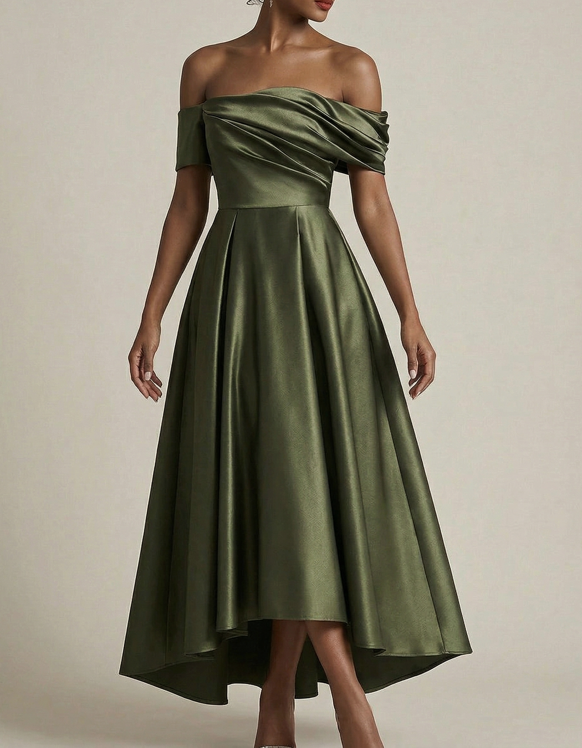 Midikleid aus Satin mit Carmenausschnitt, tailliert und A-Linien-Schnitt