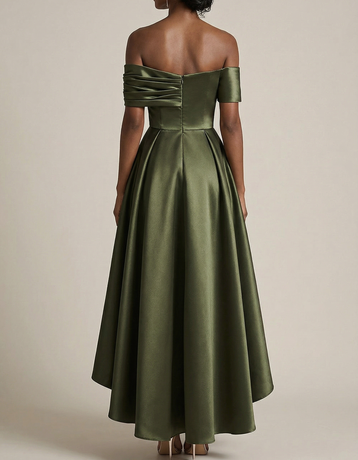 Midikleid aus Satin mit Carmenausschnitt, tailliert und A-Linien-Schnitt