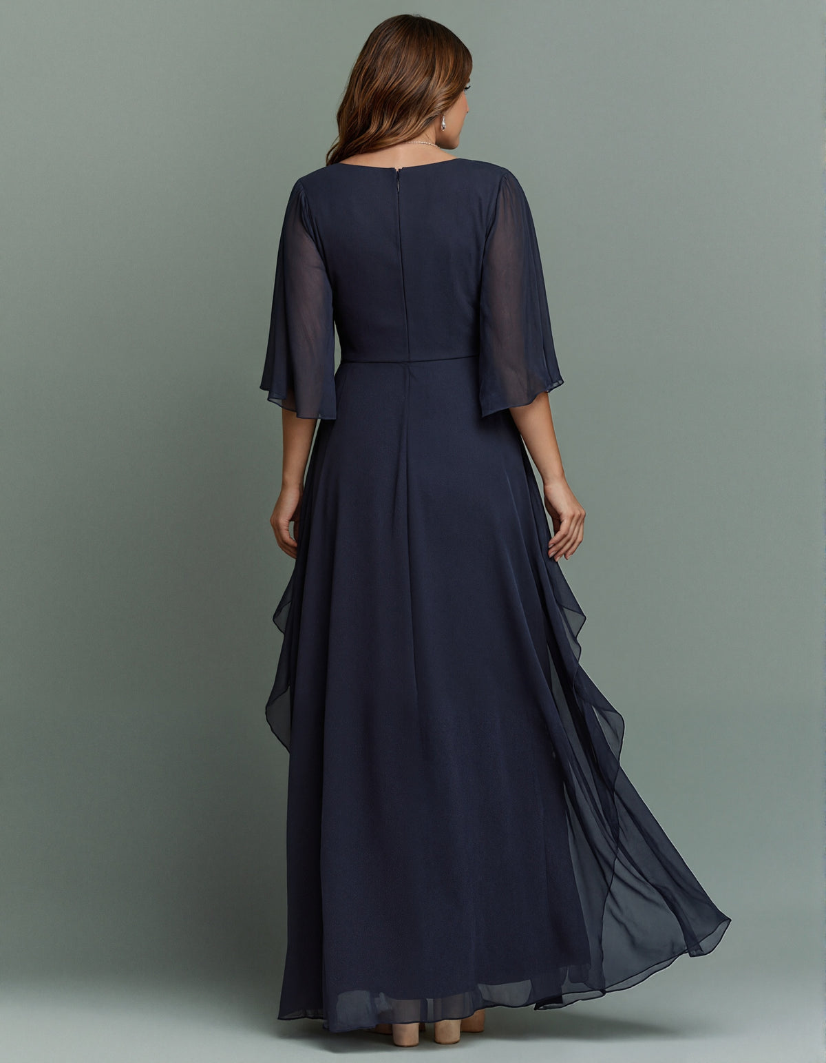 Abito lungo in chiffon blu navy con scollo rotondo, applicazioni e volant attorcigliati