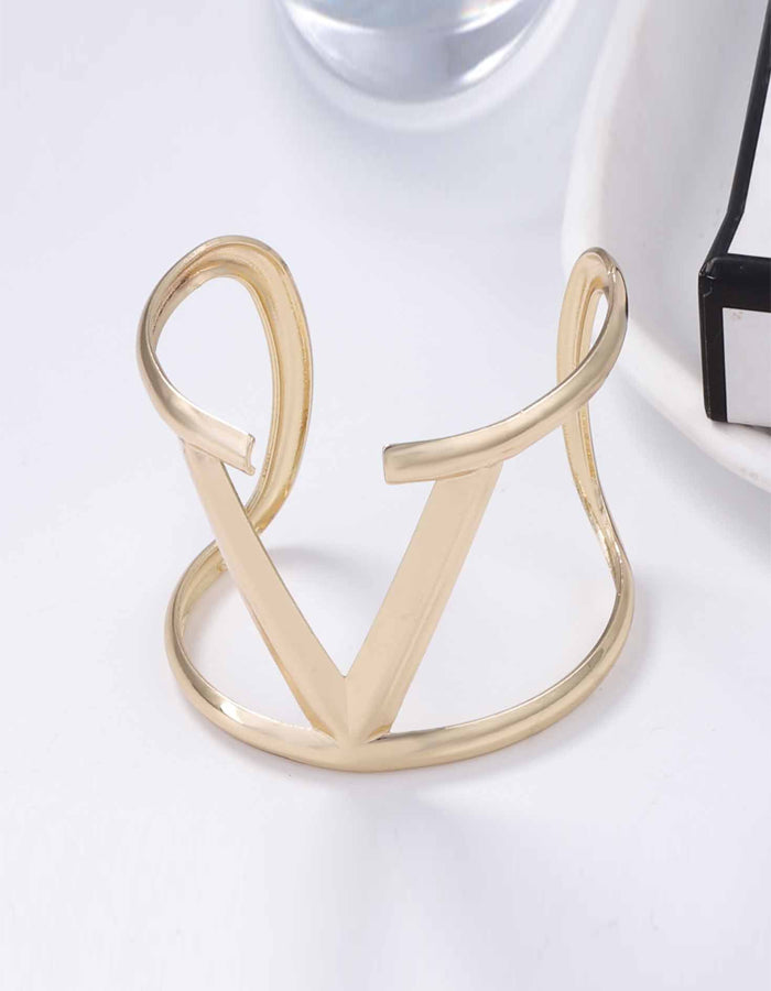 Pulseira aberta em forma de V com tira metálica