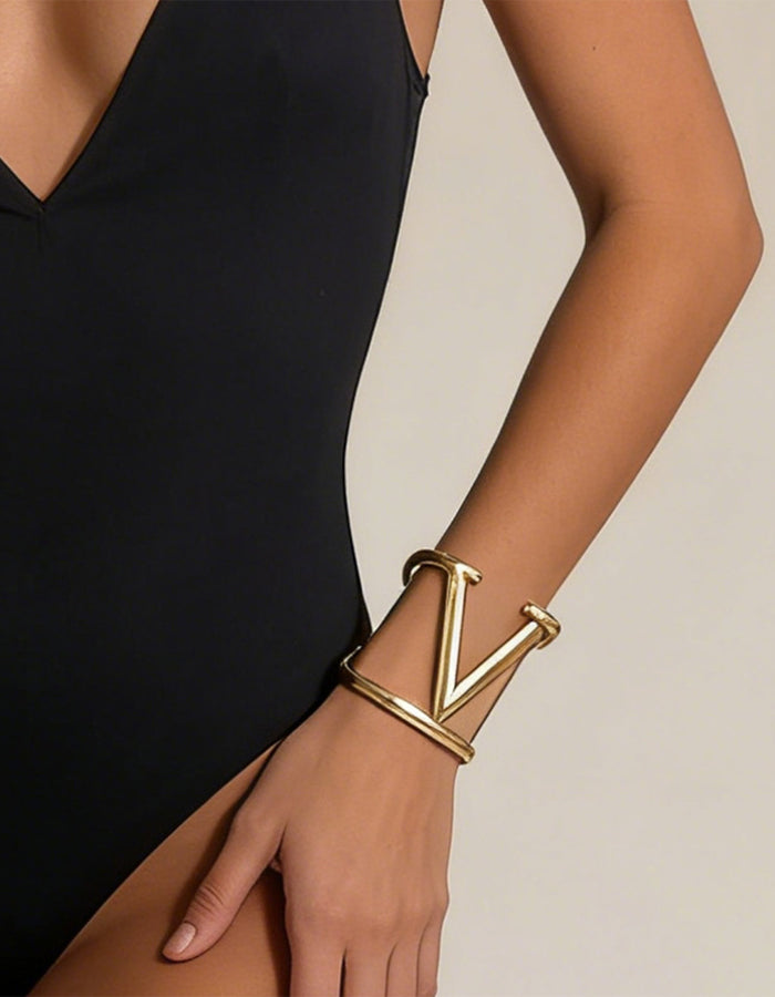 Brazalete abierto en forma de V con tira metálica