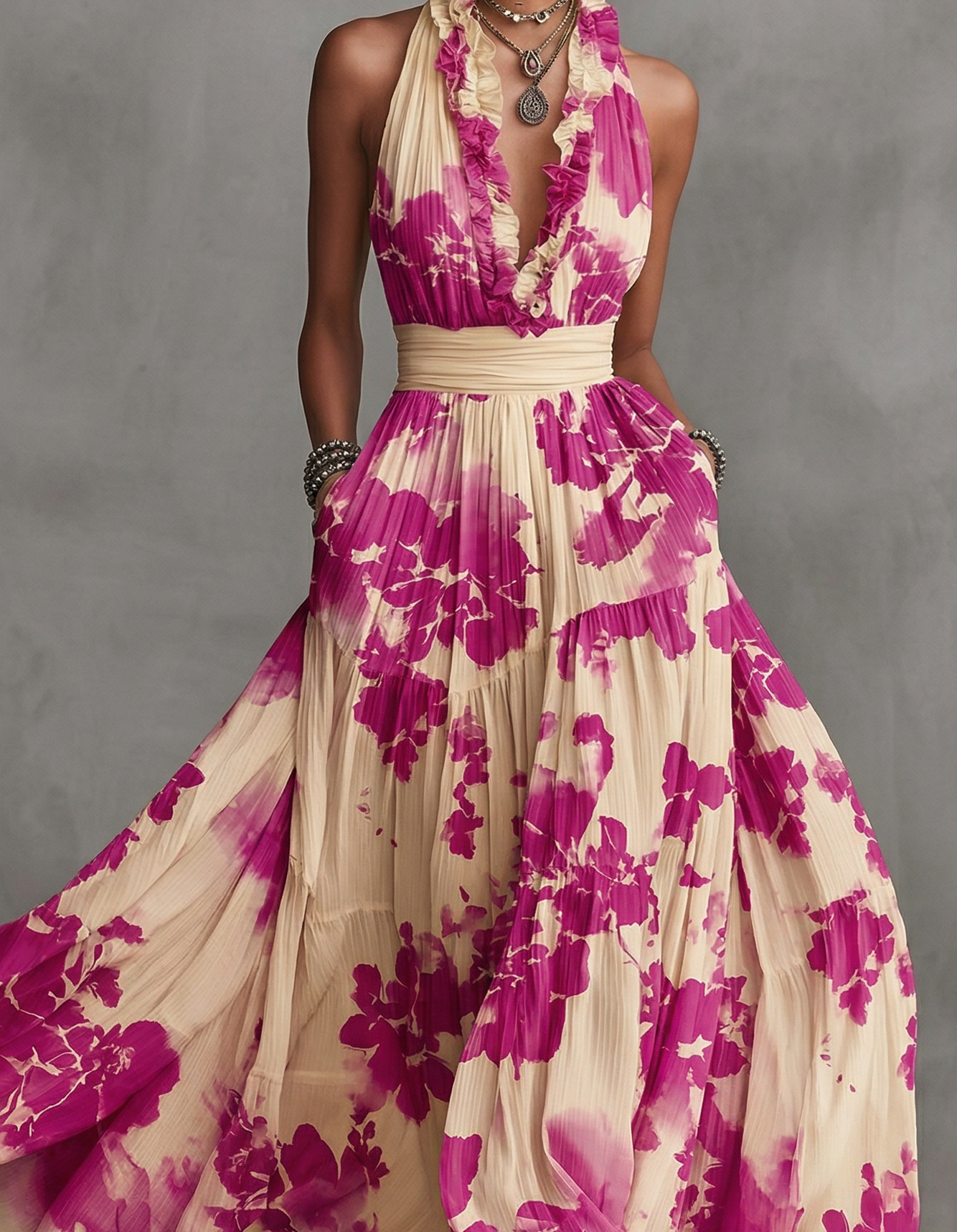 Vestido maxi de chiffon rosa-choque com estampa, decote halter e cintura franzida