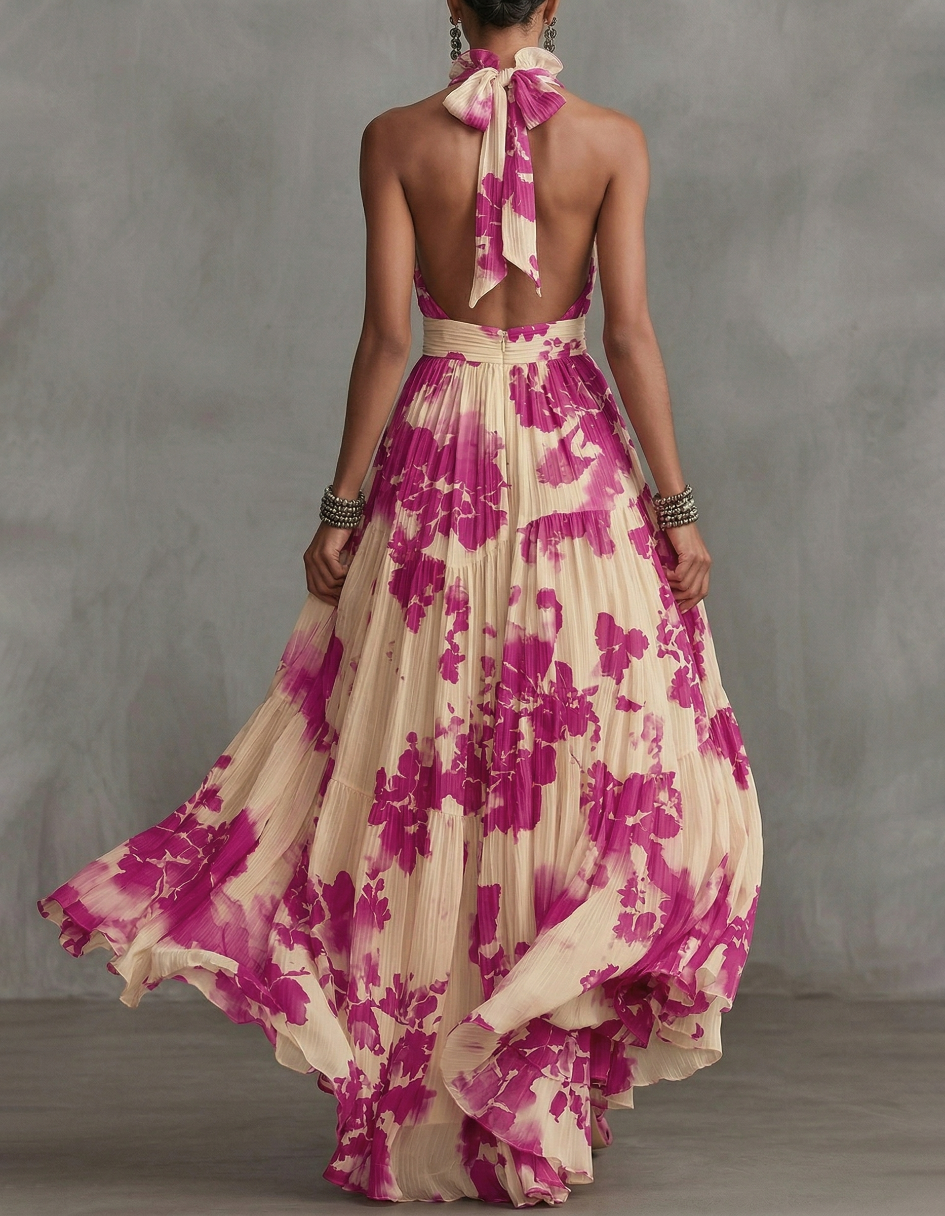 Vestido maxi de chiffon rosa-choque com estampa, decote halter e cintura franzida