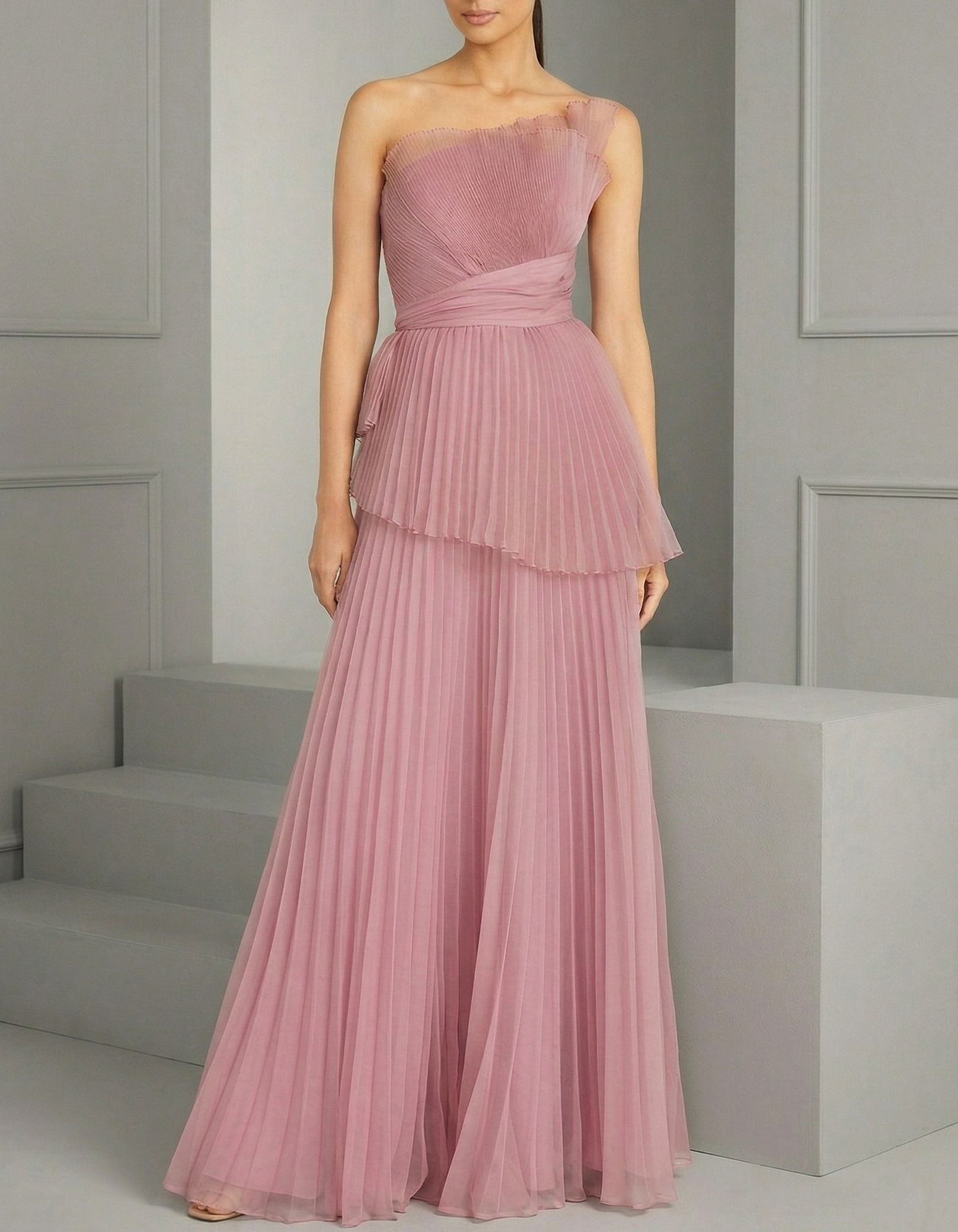 Vestido maxi plisado de chiffon rosa con un solo hombro