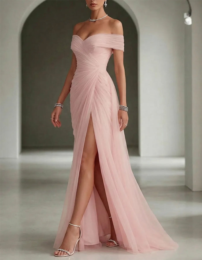 Robe longue unie en satin, épaules dénudées, fronces en tulle et fente