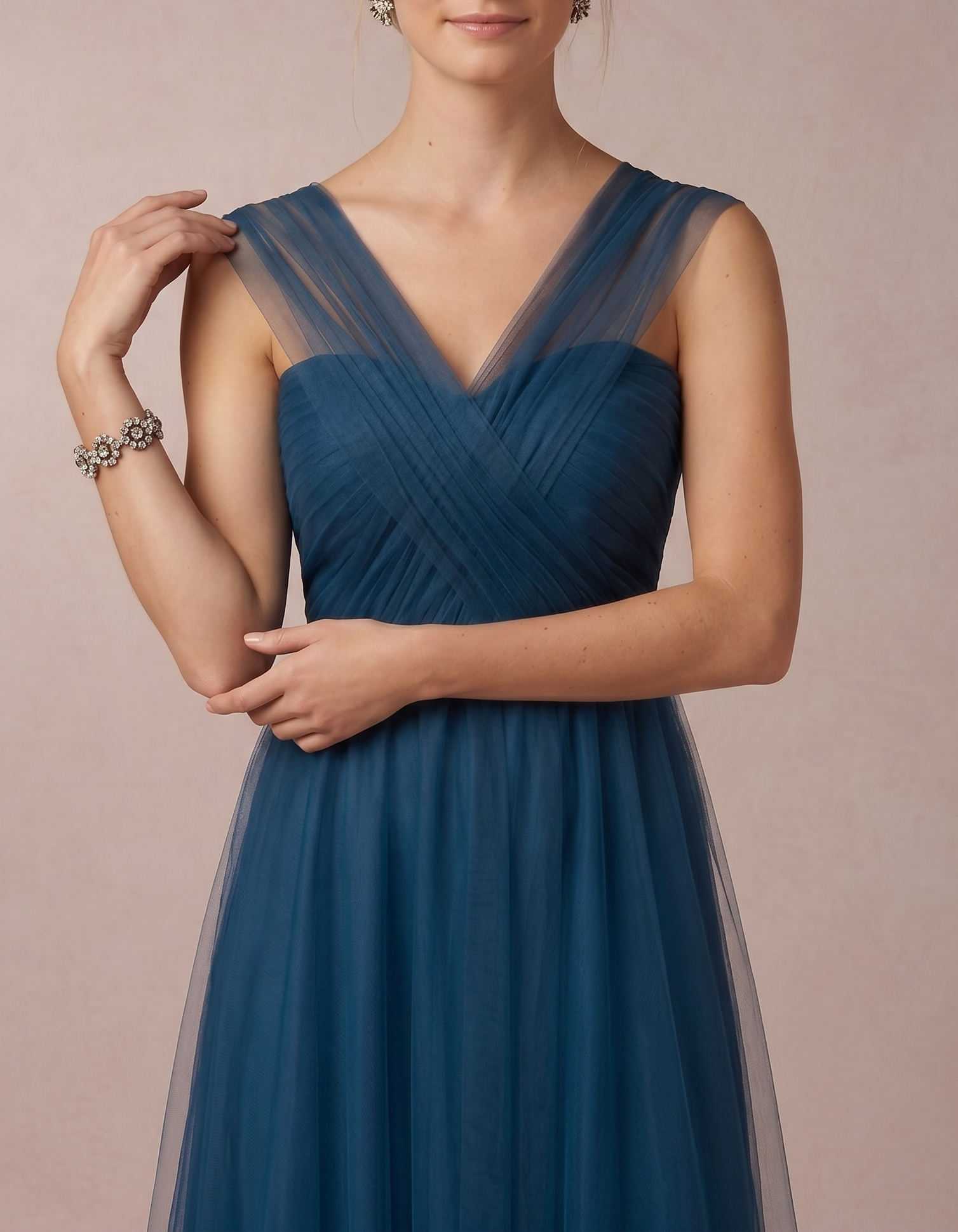 Robe longue en mousseline et tulle bleu foncé à bretelles spaghetti