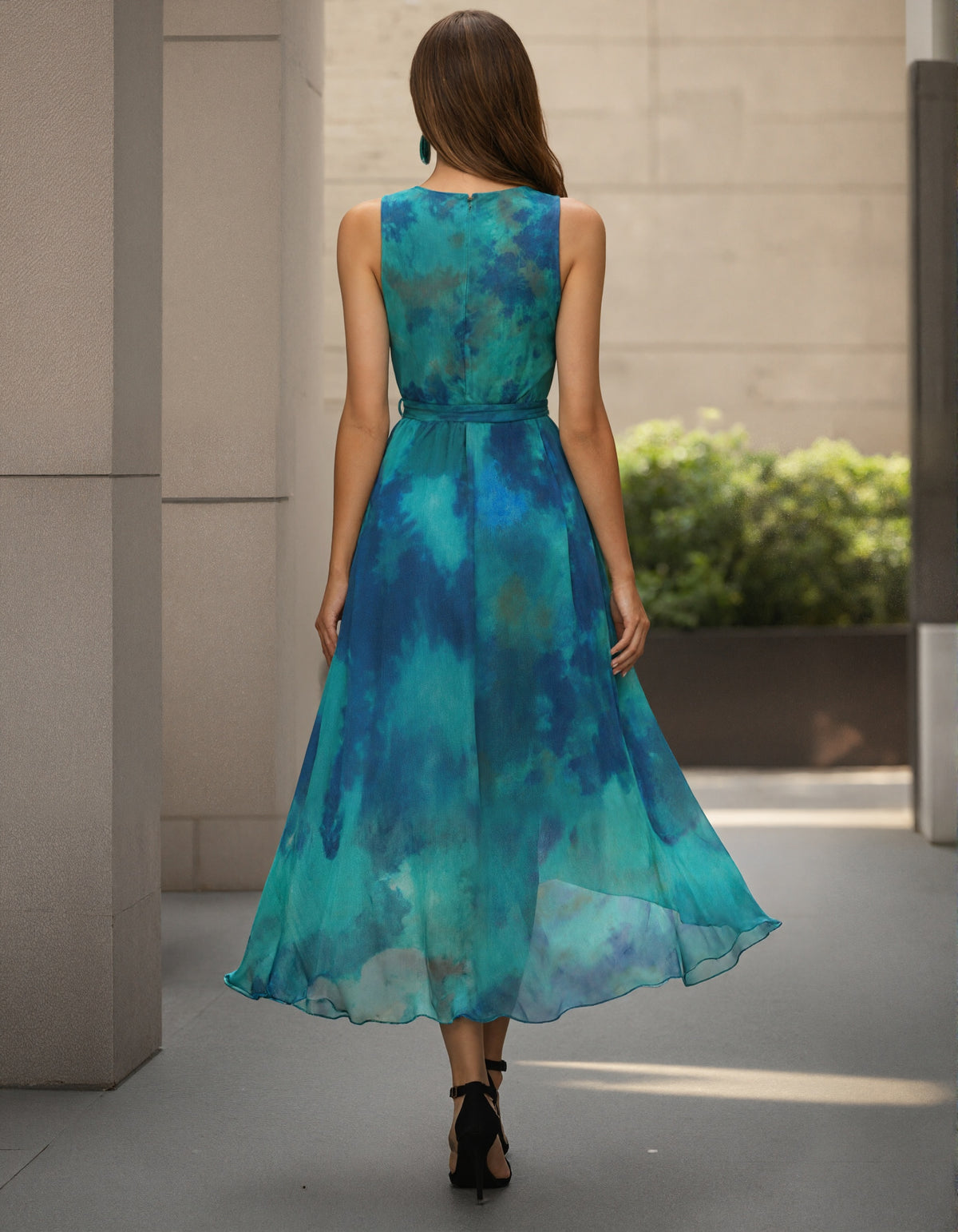 Abito lungo in chiffon tie dye senza maniche, vita aderente e svasatura irregolare