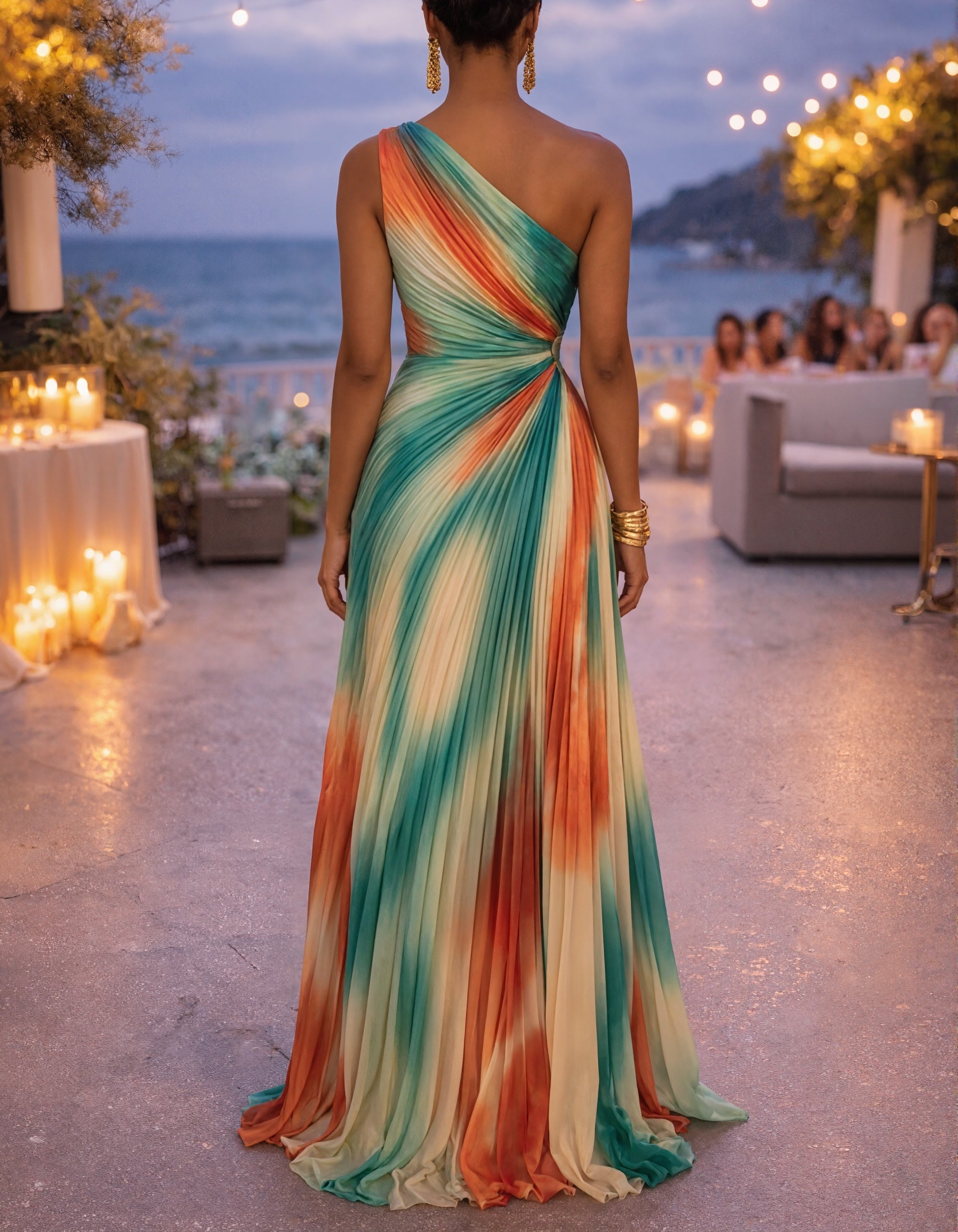 Maxikleid aus plissiertem Chiffon mit One-Shoulder-Träger, Batikmuster in Sonnenuntergangsfarben und Schlitzen