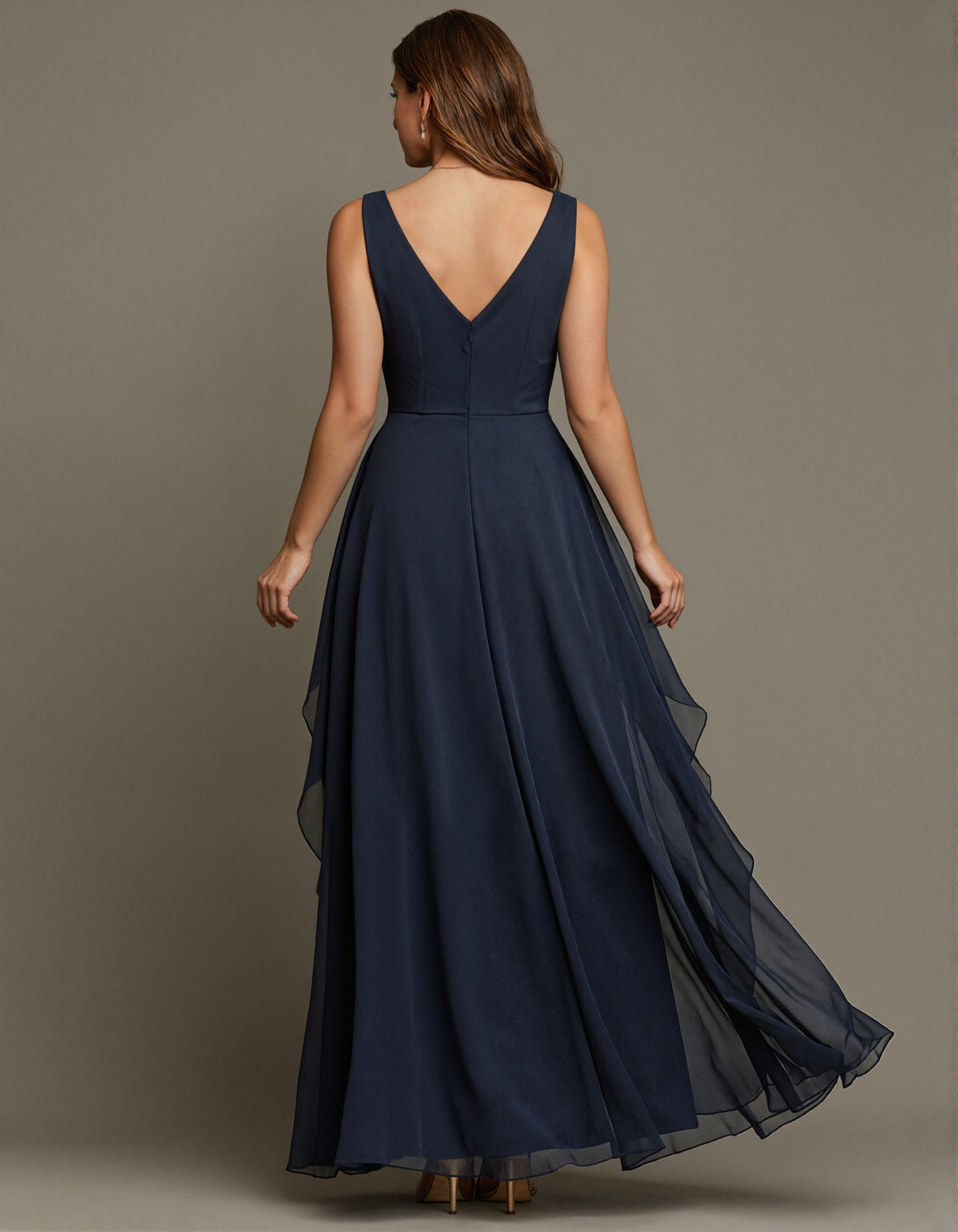 Rochie maxi bleumarin din chiffon drapat, cu decolteu în V și aplicații