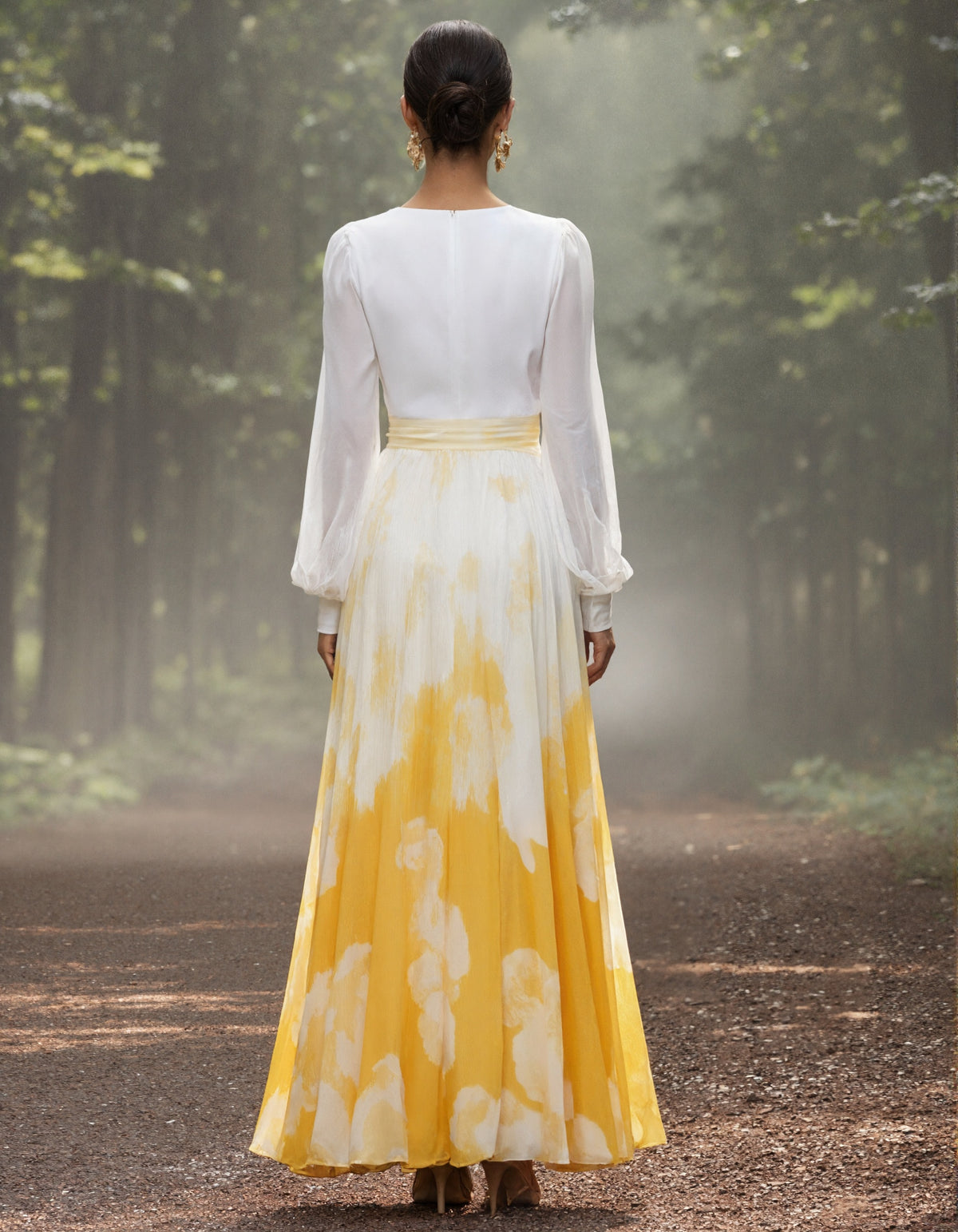 Vestido Maxi Branco e Amarelo com Decote em V, Mangas Lanterna e Estampa Plissada