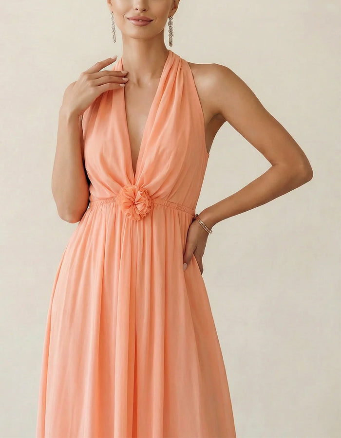 Abito lungo in chiffon rosa corallo con collo all'americana, scollo profondo a V e fiori 3D