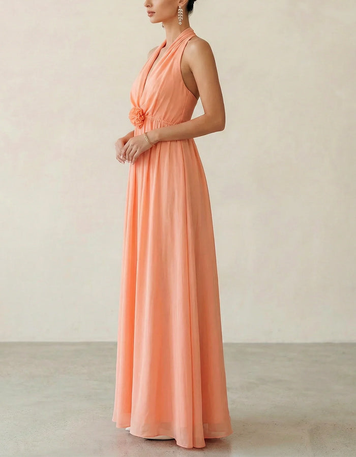 Abito lungo in chiffon rosa corallo con collo all'americana, scollo profondo a V e fiori 3D