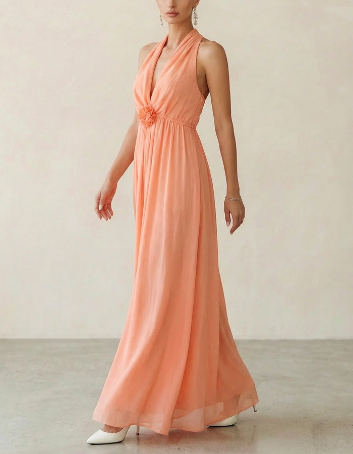 Abito lungo in chiffon rosa corallo con collo all'americana, scollo profondo a V e fiori 3D