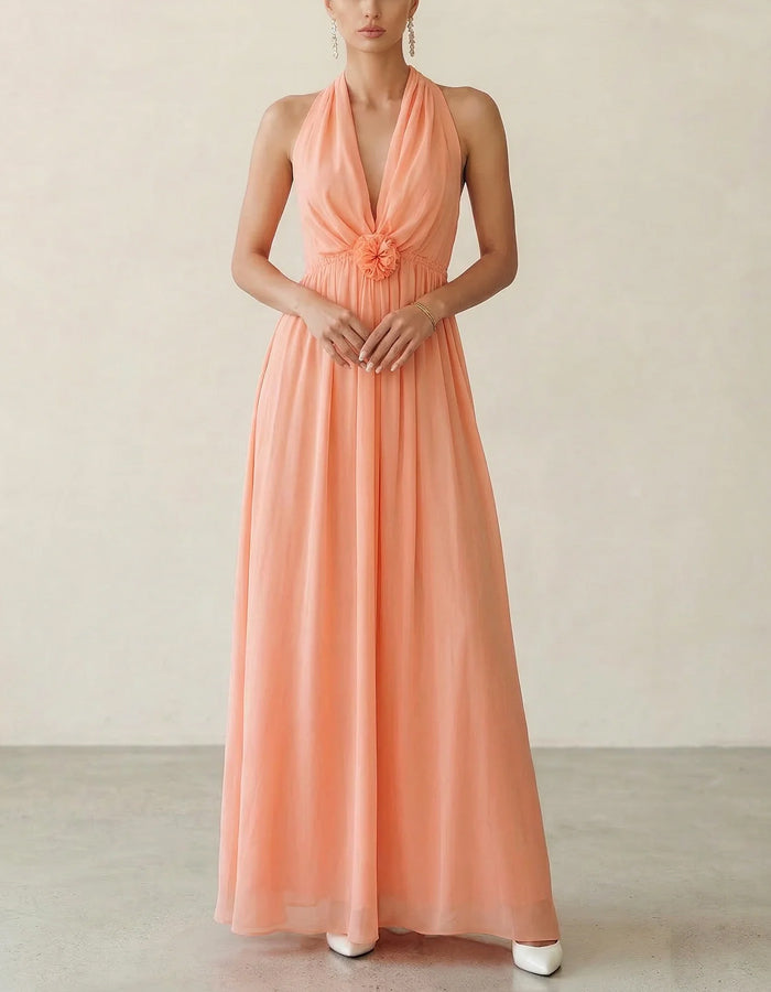 Abito lungo in chiffon rosa corallo con collo all'americana, scollo profondo a V e fiori 3D