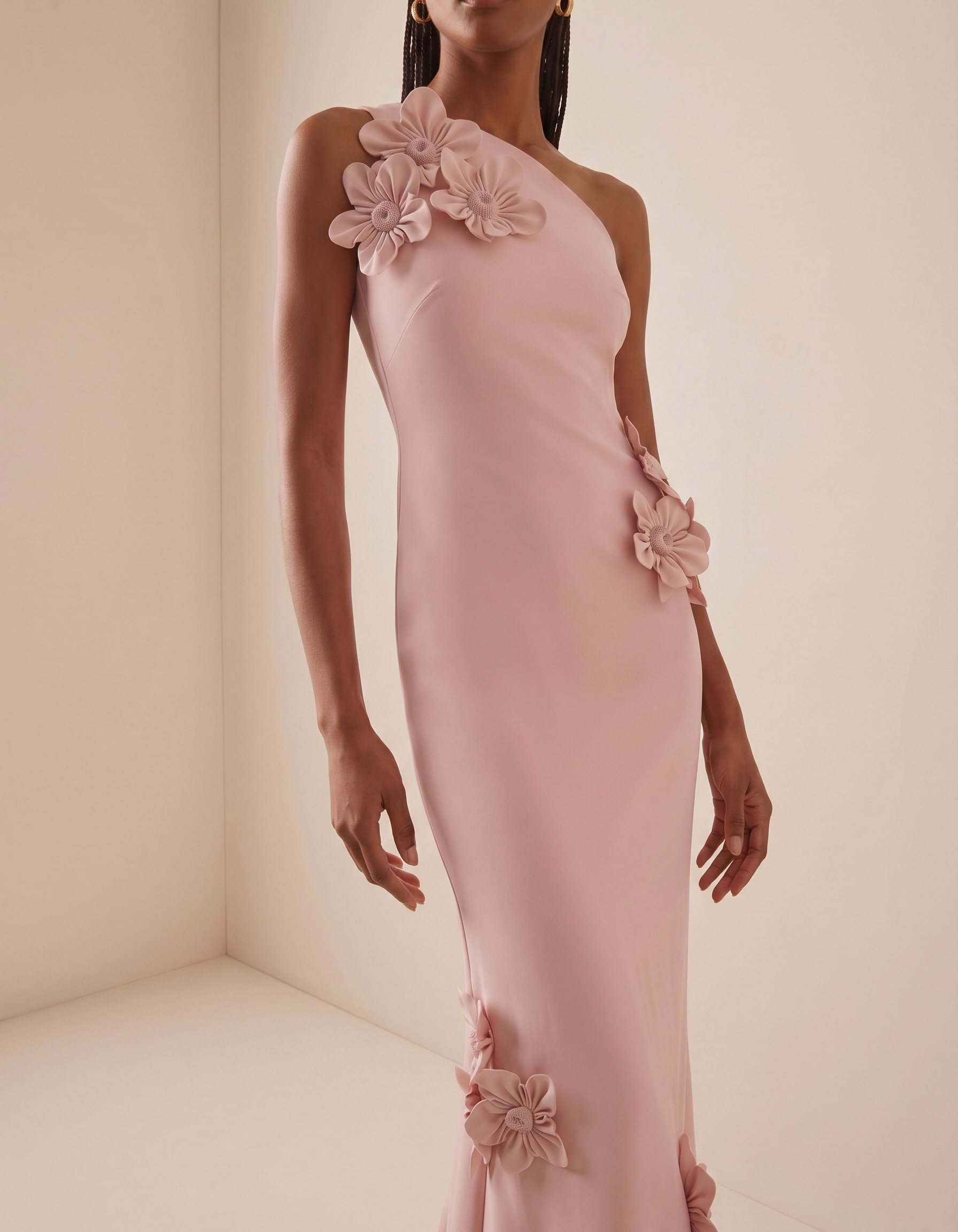 Abito lungo in chiffon monospalla con stampa floreale, vita arricciata e coda a sirena