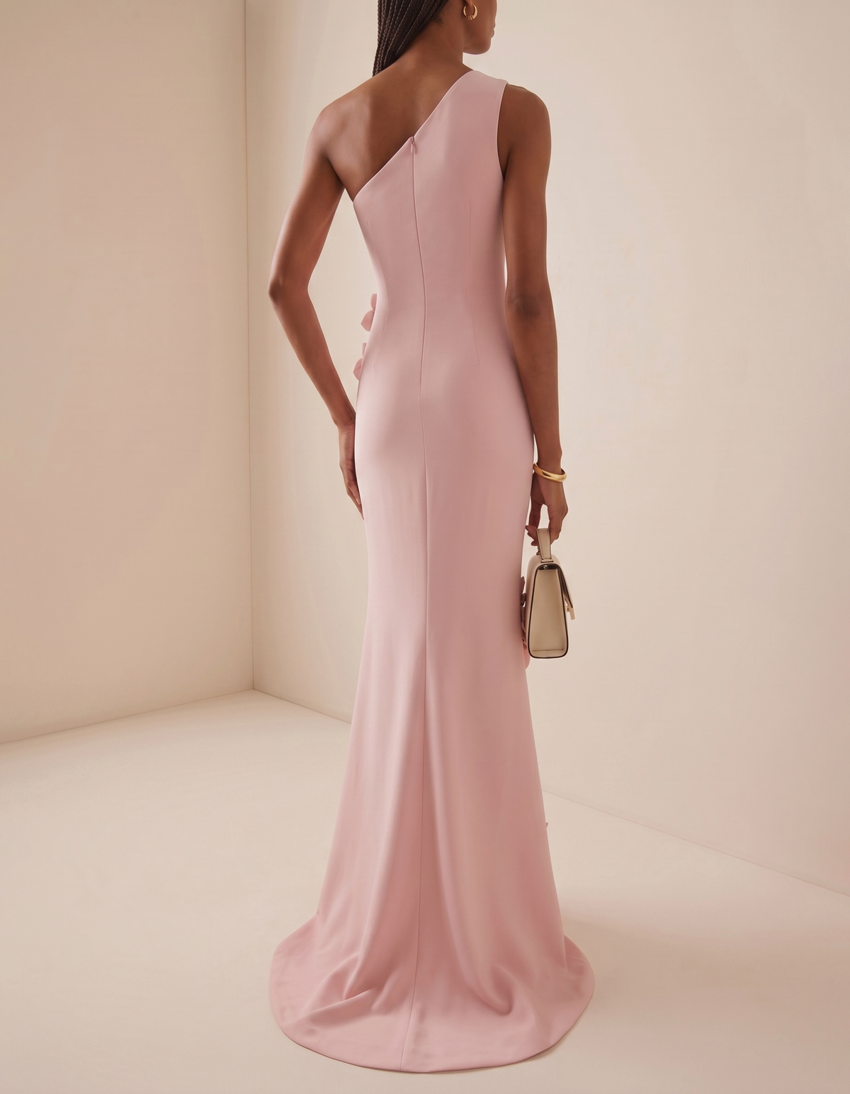 Abito lungo in chiffon monospalla con stampa floreale, vita arricciata e coda a sirena