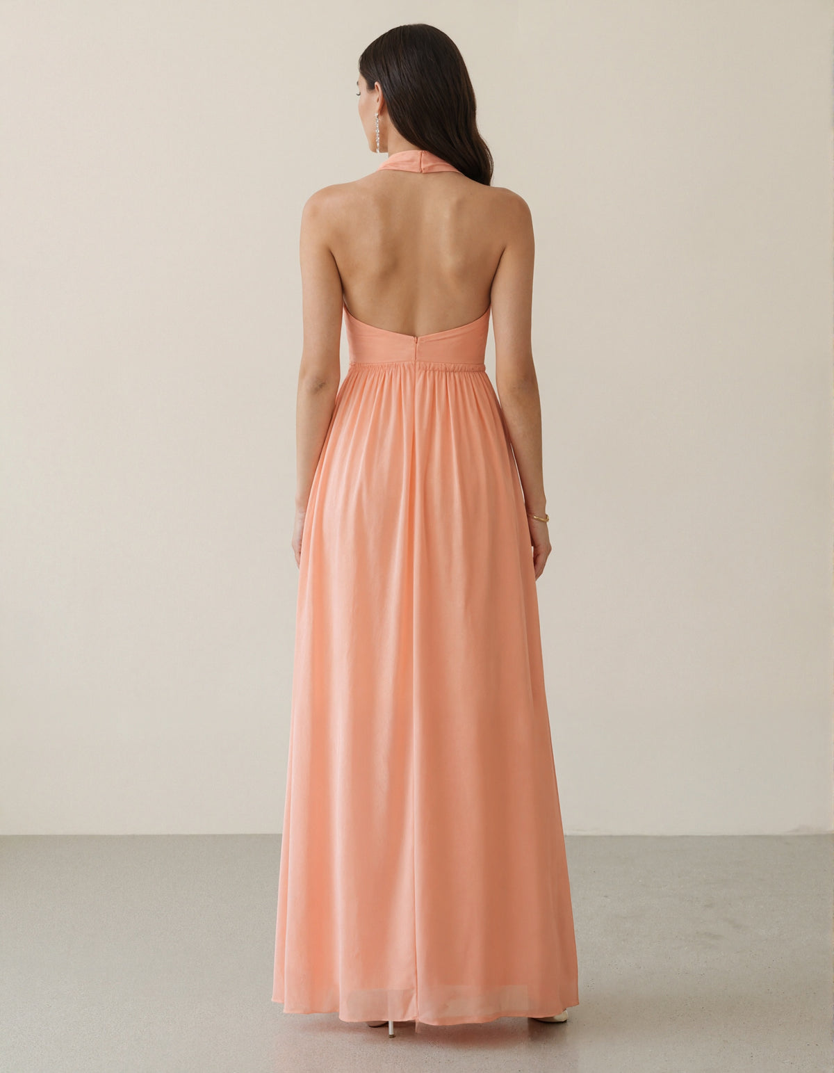 Abito lungo in chiffon rosa corallo con collo all'americana, scollo profondo a V e fiori 3D