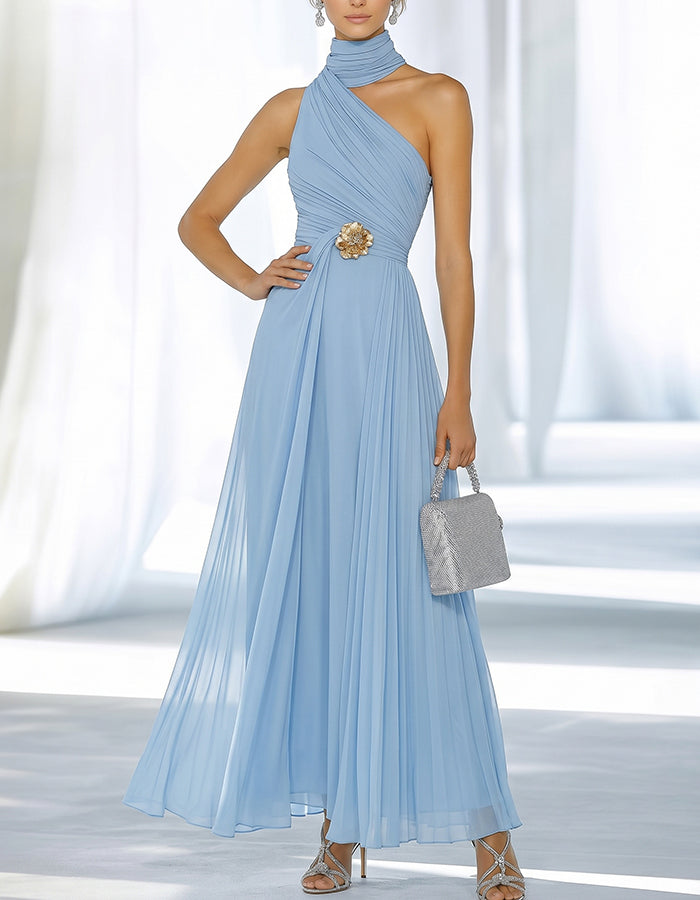 Abito lungo in chiffon azzurro cielo con una spalla, collo alto e arricciature