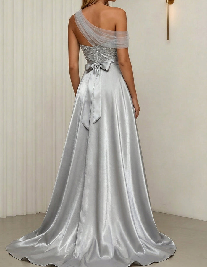 Silbernes Satin Ein-Schulter Perlenbesetztes High-Low Maxikleid