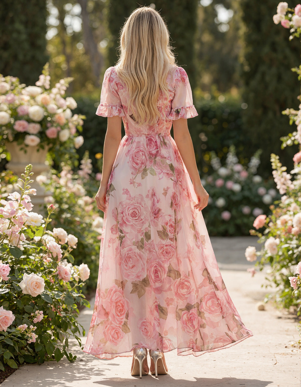 Abito lungo in chiffon rosa con stampa di rose e scollo a V