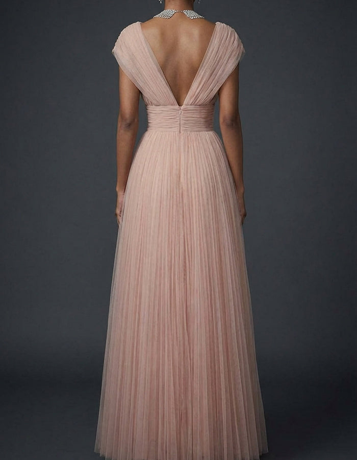 Vestido maxi rosa claro com decote em V drapeado, pregas e tule corte evasê  