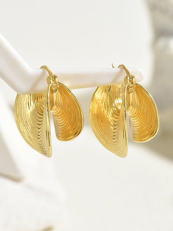 Orecchini a forma di conchiglia con texture a increspature concentriche