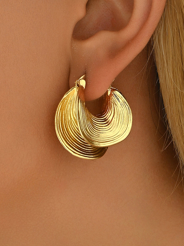Orecchini a forma di conchiglia con texture a increspature concentriche