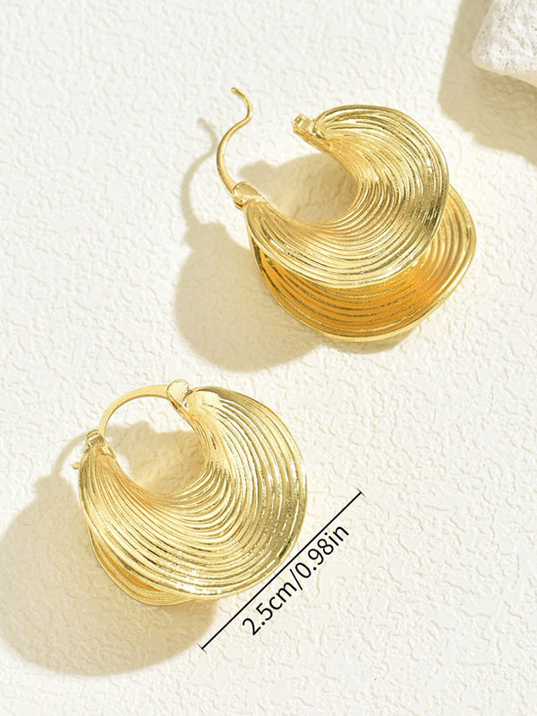 Orecchini a forma di conchiglia con texture a increspature concentriche