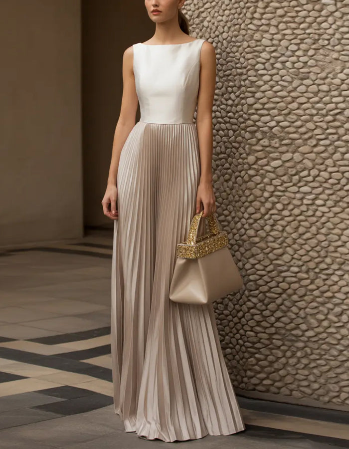 Vestido Maxi Plissado de Cetim em Bege Claro e Champanhe com Gola Barco e Sem Mangas