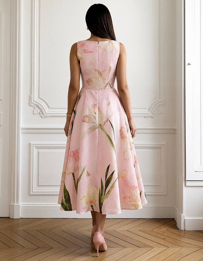 Rochie midi roz cu imprimeu acuarelă cu lalele, guler barcă, fără mâneci și talie ajustată