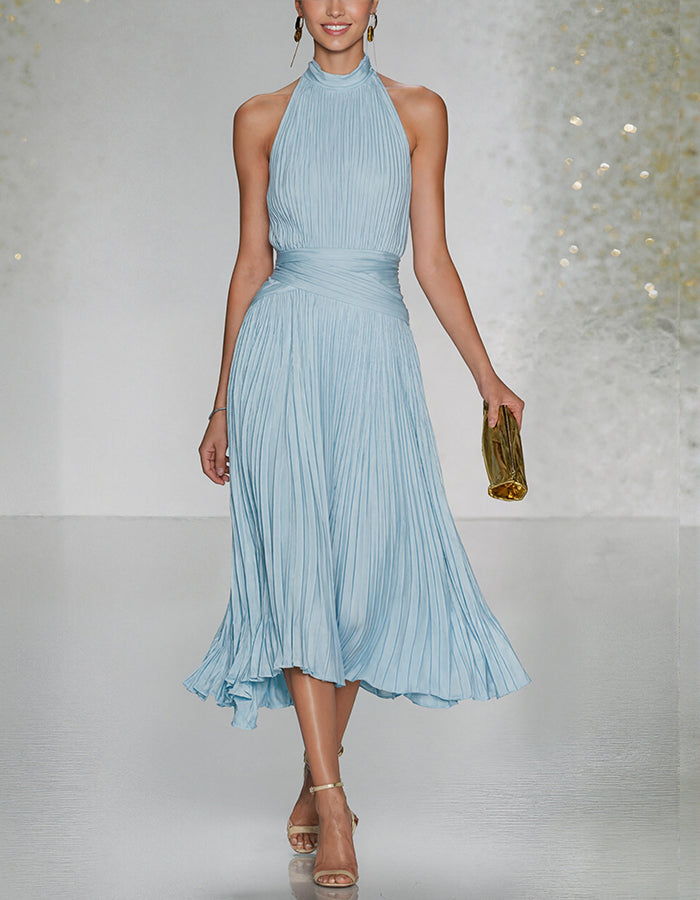 Vestido midi azul plisado con cuello halter  
