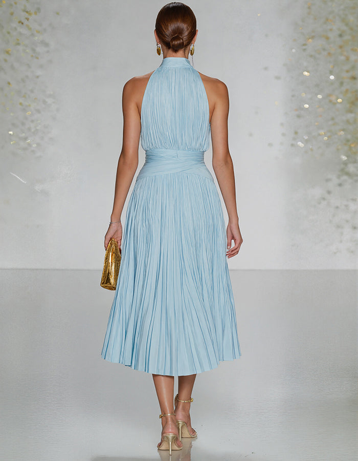 Vestido midi azul plisado con cuello halter  