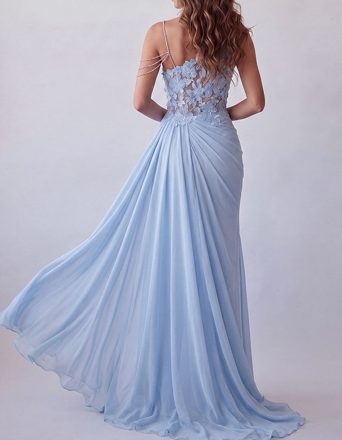 Robe maxi en mousseline drapée avec bretelle asymétrique en dentelle florale 3D et cristaux, couleur bleu ciel