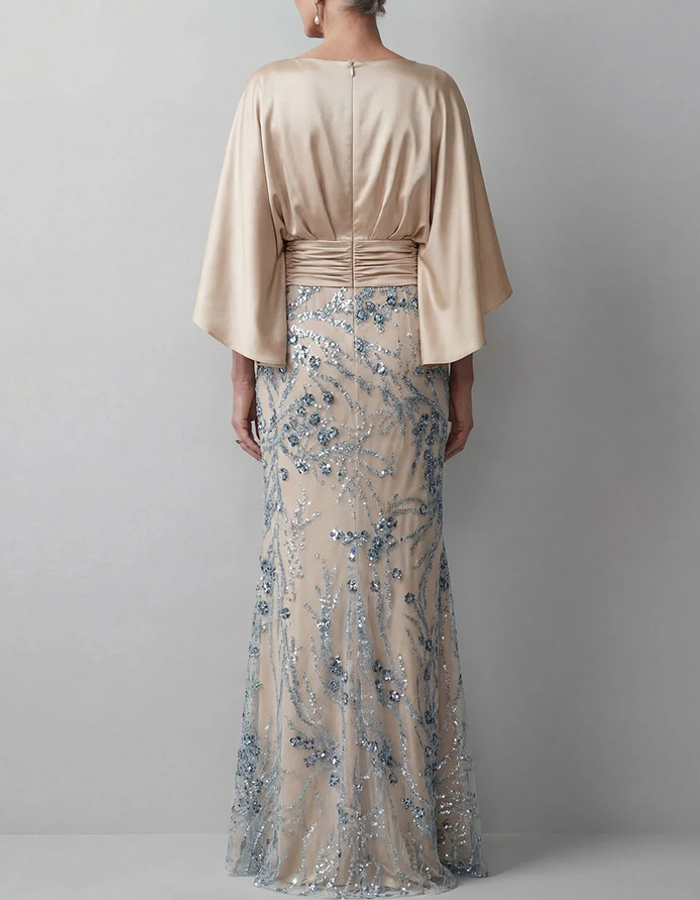 Maxikleid aus Satin in Champagnerfarbe mit Umhangärmeln