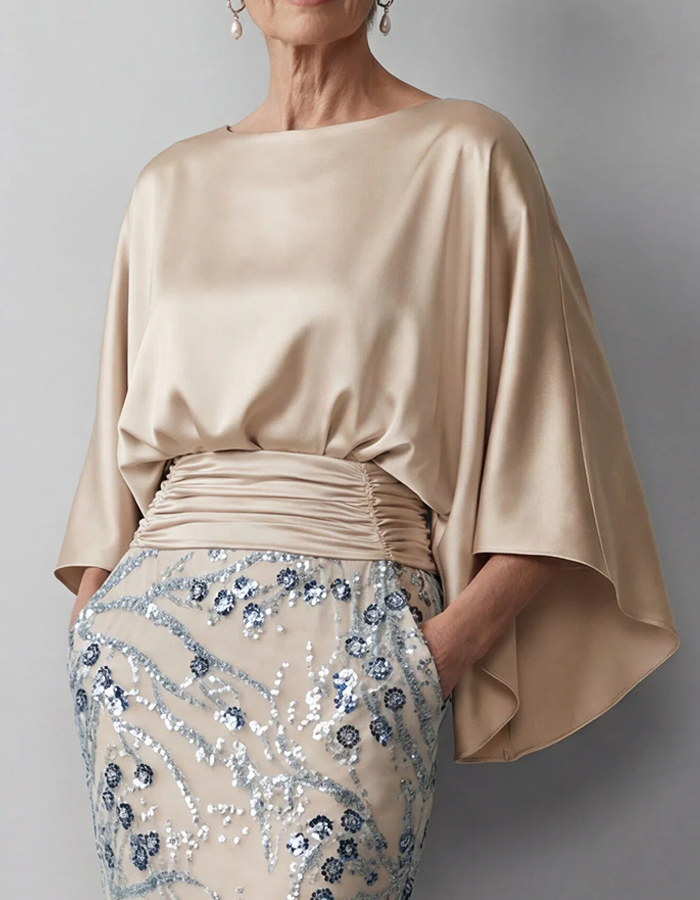 Robe longue en satin couleur champagne avec manches cape