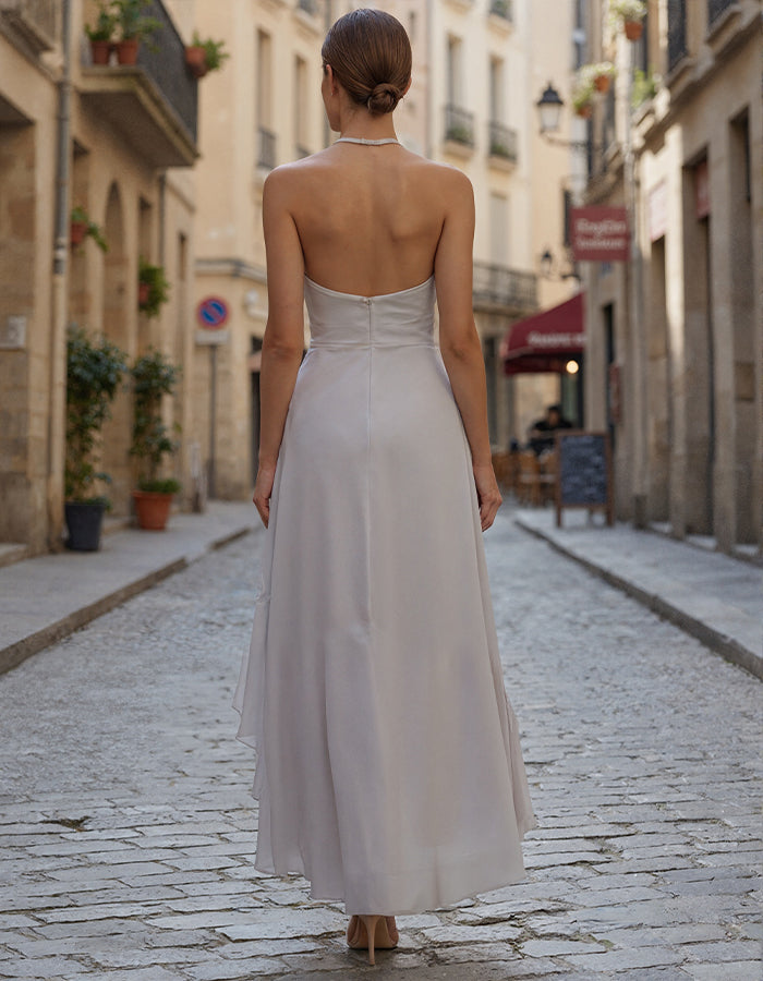 Vestido maxi gris de gasa con cuello halter y volantes irregulares  