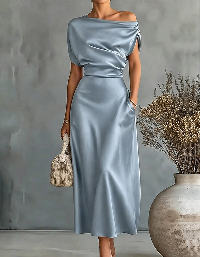 Abito midi asimmetrico in satin drappeggiato color blu polvere con spalle scoperte