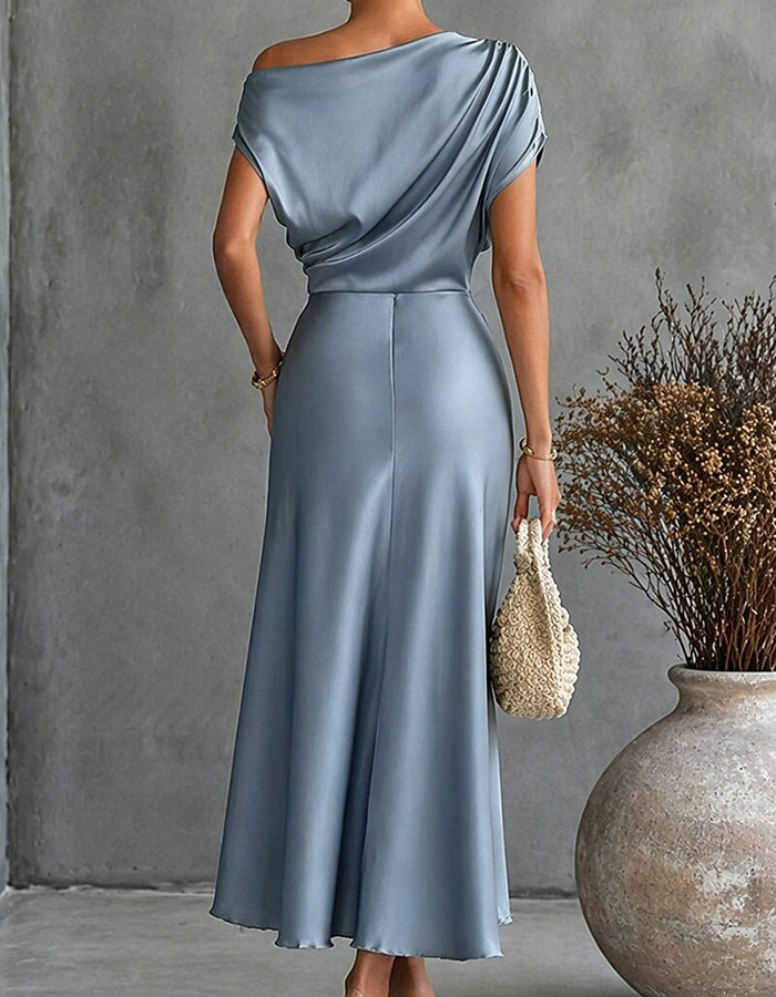 Robe midi en satin drapé bleu poussiéreux asymétrique à épaules dénudées