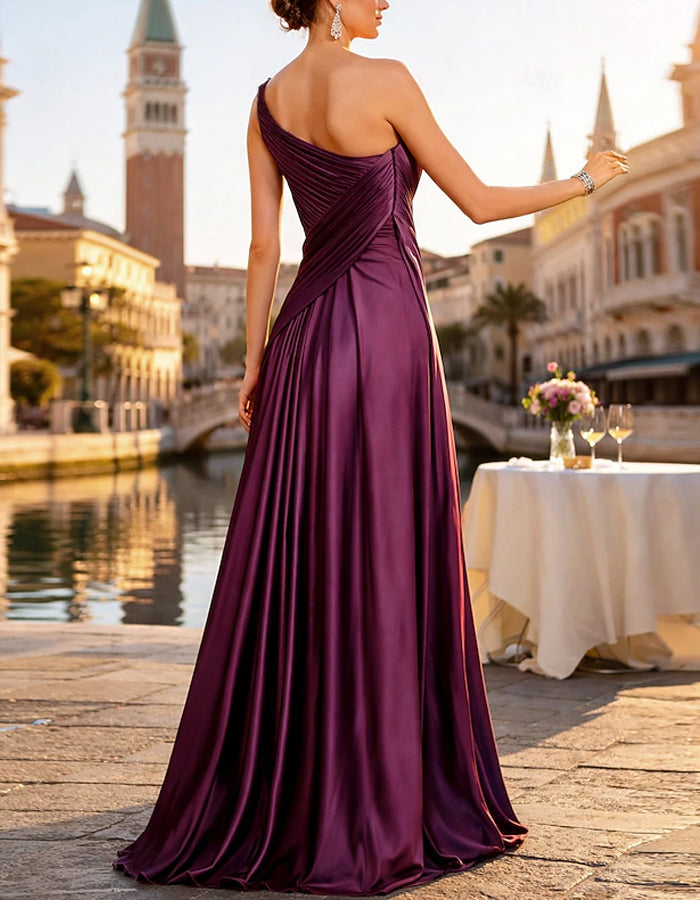 Robe longue unie en satin à épaules drapées