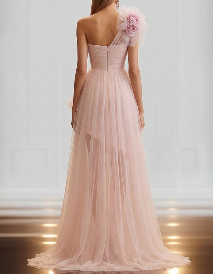 Maxikleid aus Tüll in Blush Pink mit One-Shoulder und High-Low-Schnitt