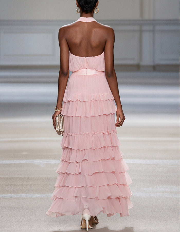 Vestido maxi rosa de gasa con diseño de hombros descubiertos y volantes en capas