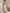 Abito lungo in satin color champagne con spalle scoperte, vita aderente e silhouette avvolgente