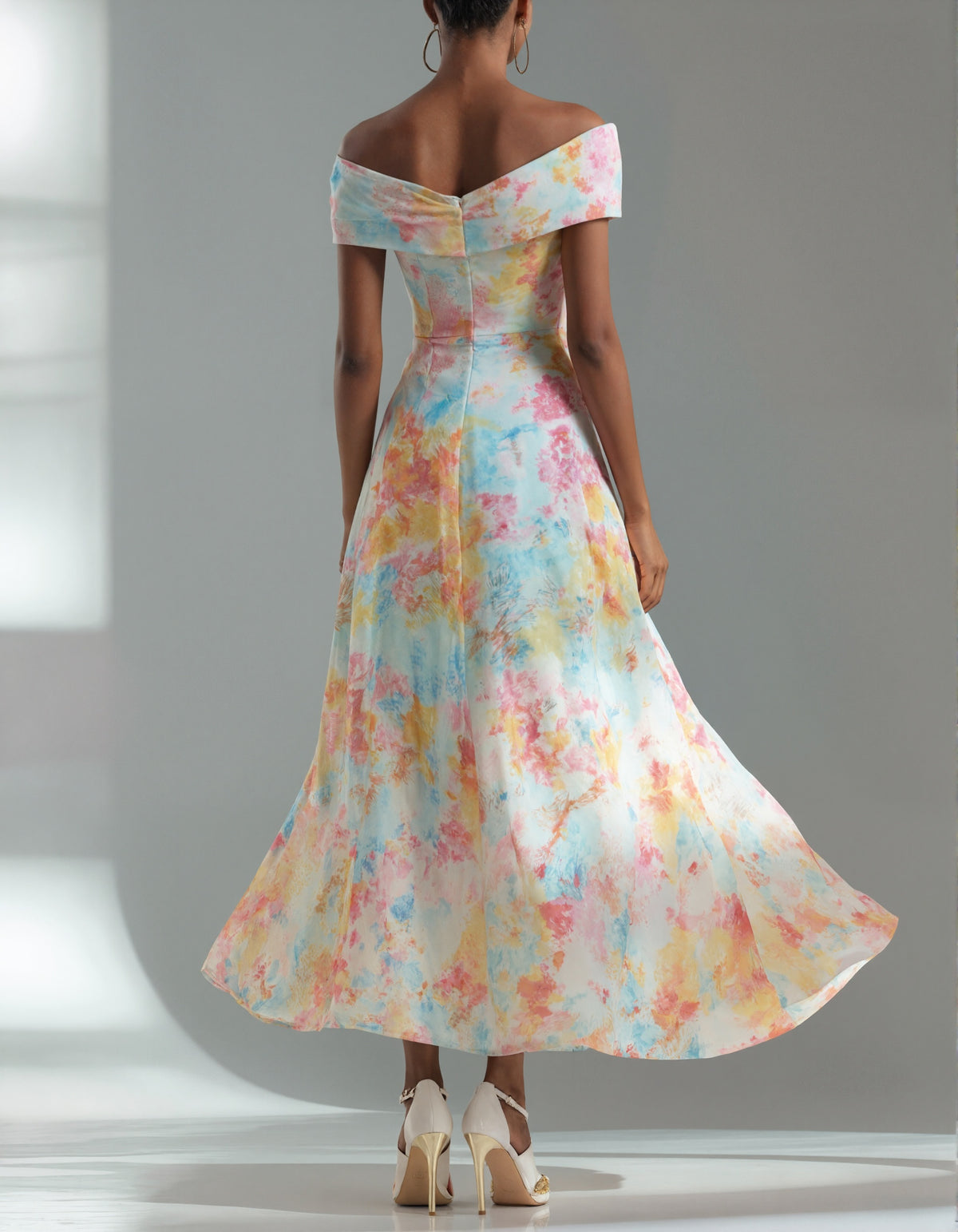 Vestido maxi con estampado en acuarela y hombros descubiertos