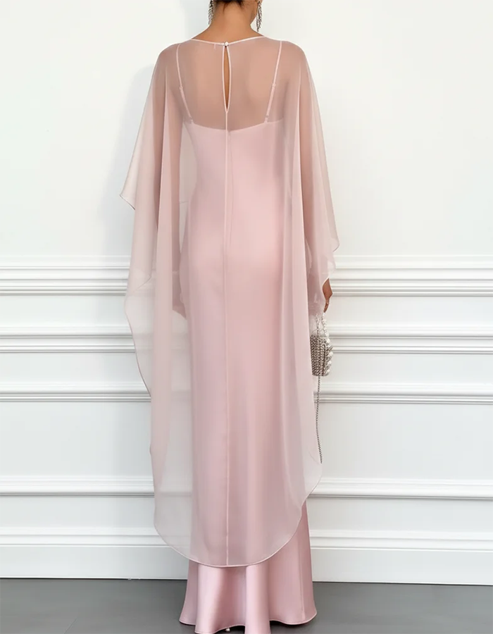 Robe longue en satin rose blush avec cape en organza transparent superposée