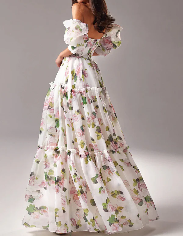 Vestido maxi de gasa blanca con estampado floral, hombros descubiertos y capas