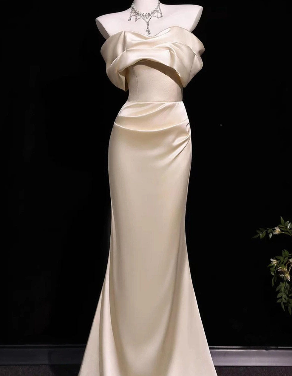 Hellchampagnerfarbenes Satin-Maxikleid mit schulterfreiem Fischschwanz