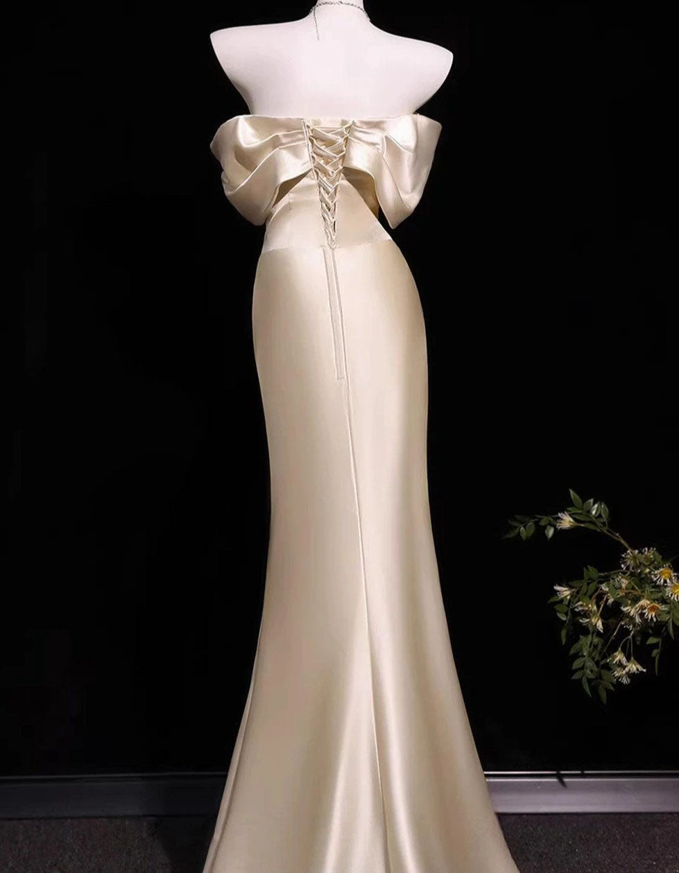 Hellchampagnerfarbenes Satin-Maxikleid mit schulterfreiem Fischschwanz